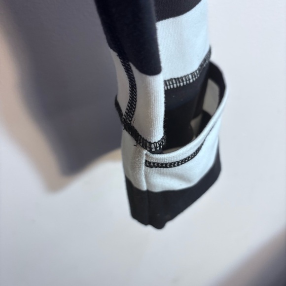 LULULEMON Sz. 8 Striped Black and White Zip Up Jacket with Thumbholes High Neck - Picture 7 of 9